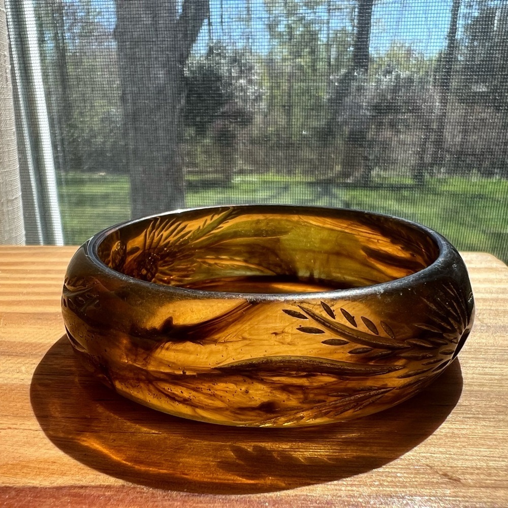 Vintage Carved Lucite Bangle Bracelet Amber Swirl Pineapple Tropical Chunky - Picture 5 of 15